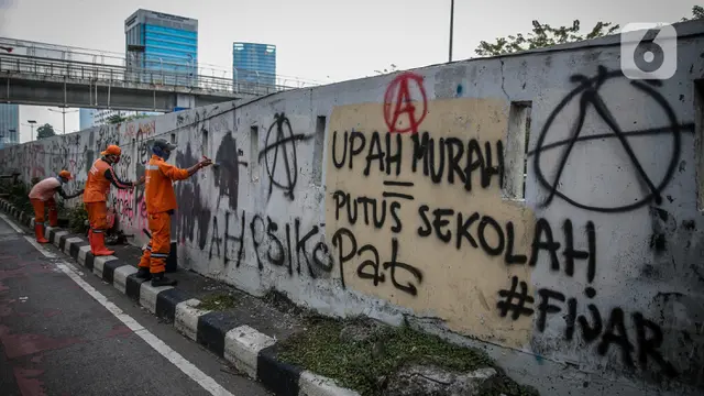 Bersihkan Coretan Bekas Demo di Kawasan DPR