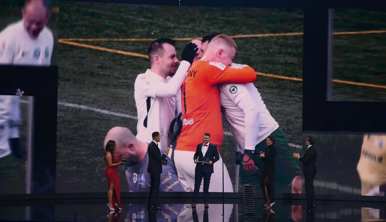 Pemain Polandia Warta Poznan Marcin Oleksy (tengah) menyampaikan pidato setelah menerima penghargaan gol terbaik Puskas Award pada acara The Best FIFA Football Award 2022 di Paris, Prancis, 27 Februari 2023. Oleksy mengalahkan gol-gol indah lainnya yang diciptakan beberapa nama kondang. (FRANCK FIFE/AFP)