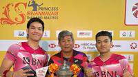 Pelatih ganda putra Pelatnas PBSI, Herry Iman Pierngadi (tengah) bersama 
Leo Rolly Carnando/Daniel Marthin. (PBSI)