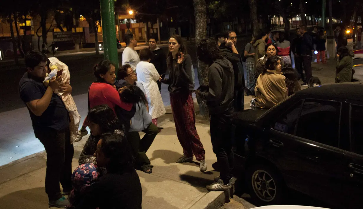 Sejumlah warga berkumpul di jalan saat terjadi gempa bumi di pusat kota Mexico City (7/9). Gempa berkuatan 8,0 skala richter (SR) terjadi Kamis malam di Mexico City. (AFP Photo/Pedro Padro)