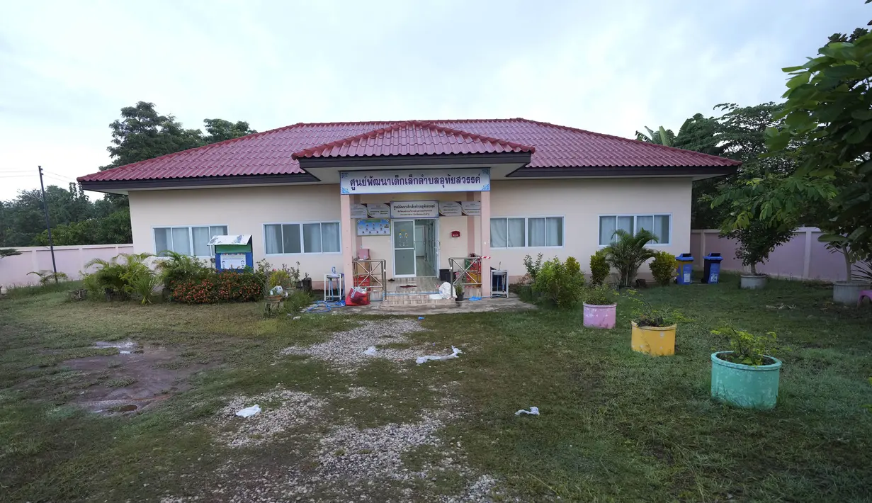 Suasana pusat penitipan anak sehari setelah penembakan massal di kota Uthai Sawan, di provinsi Nong Bua Lamphu, Thailand, 7 Oktober 2022. Pembunuhan yang terjadi di tempat penitipan anak di wilayah Provinsi Nong Bua Lamphu itu kini menyisakan duka mendalam bagi para keluarga dan kerabat korban. Bahkan, pemerintah pun langsung angkat bicara tak lama setelah insiden itu terjadi. (AP Photo/Sakchai Lalit)