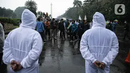 Pasukan polisi ber-APD disiagakan dalam aksi peringatan evaluasi 2 tahun Kabinet Indonesia Maju di Kawasan Patung Kuda, Jakarta, Kamis (21/10/2021). BEM SI melakukan aksi sebagai bentuk penyampaian aspirasi dan kritik atas kinerja pemerintahan Jokowi dan Ma'ruf Amin. (Liputan6.com/Faizal Fanani)