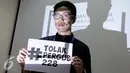 Aktivis  membentangkan spanduk bertuliskan "tolak Pergub 228" di kantor LBH Jakarta, Jum'at (11/6/2015). Mereka menolak keras peraturan gubenur Jakarta No 228 Tahun 2015 . (Liputan6.com/Faizal Fanani)