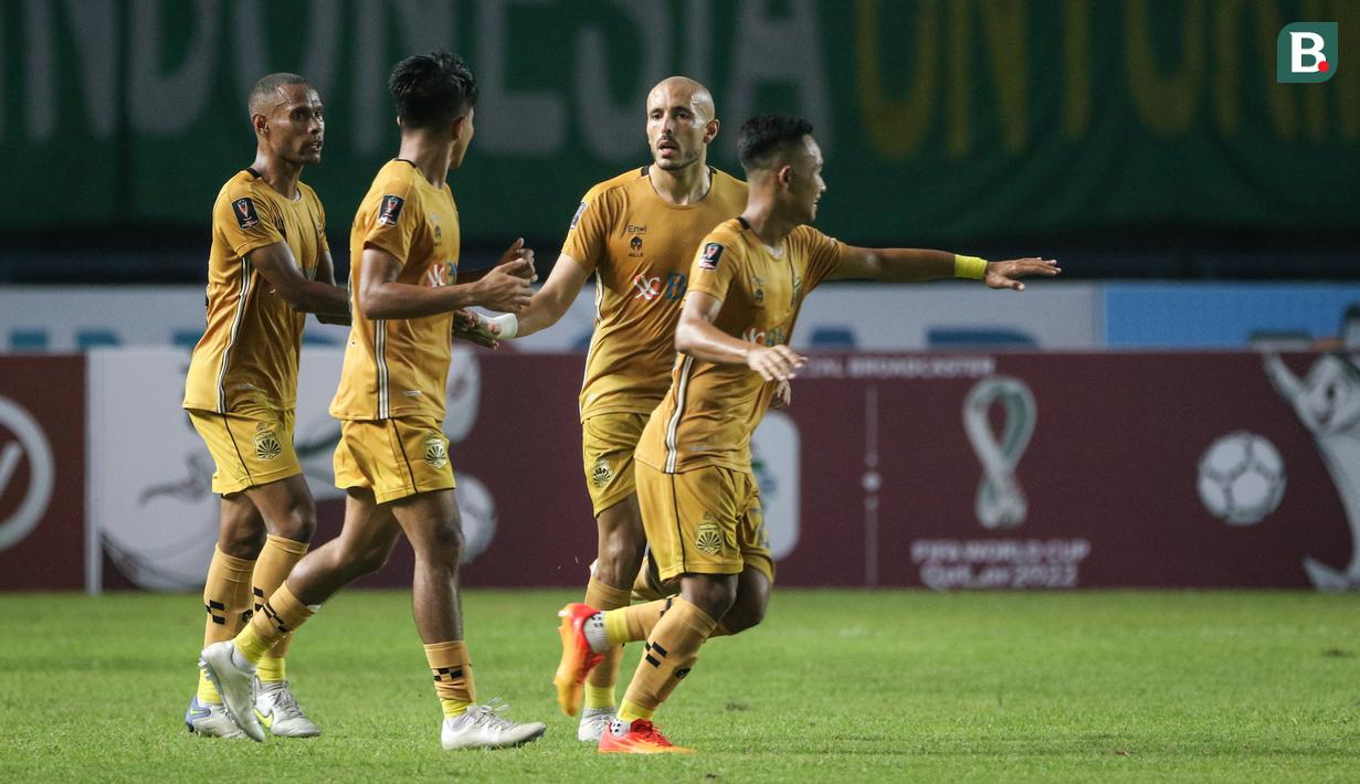 <p>Para pemain Bhayangkara FC merayakan gol penyeimbang 1-1 ke gawang Persebaya Surabaya yang dicetak Anderson Salles dalam babak penyisihan Grup C Piala Presiden 2022 antara Bhayangkara FC melawan Persebaya Surabaya di Stadion Gelora Bandung Lautan Api, Bandung, Senin (13/06/2022). (Bola.com/Bagaskara Lazuardi)</p>
