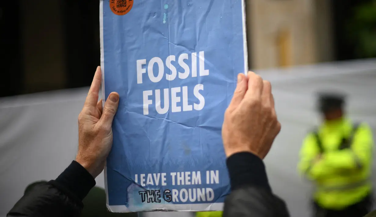 Sejumlah aktivis melakukan aksi unjuk rasa di depan gedung InterContinental London Park Lane yang menjadi tuan rumah Forum Intelijen Energi di pusat kota London pada tanggal 18 Oktober 2023. (Daniel LEAL/AFP)