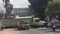 Truk Tersangkut di Jalan Raden Intan Lampung Picu Macet Panjang