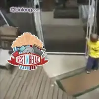 Masih Jalan Merangkak, Bayi Ini Jago Berenang di dalam Air