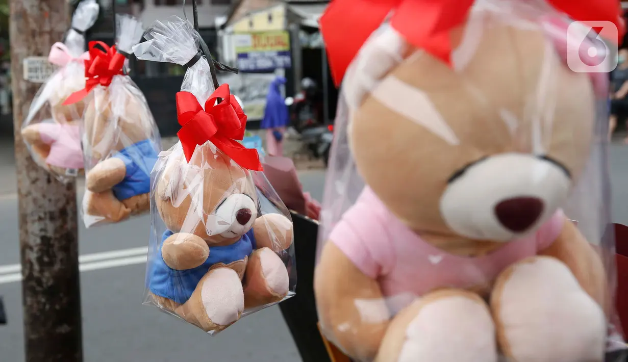 Sejumlah boneka di jual di Rawa Belong, Jakarta, Minggu (14/2/202). Banyak masyarakat berburu suvenir berupa boneka,bunga, dan coklat untuk merayakan Hari Kasih Sayang. (Liputan6.com/Angga Yuniar)