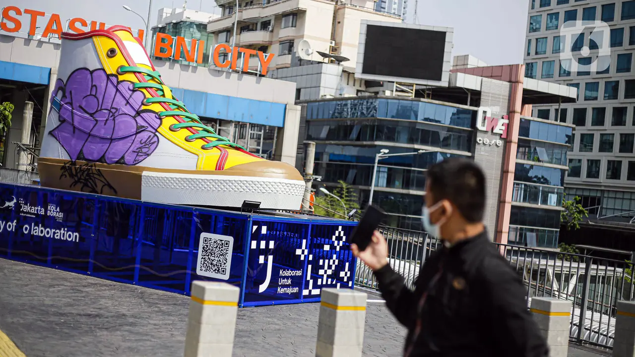 FOTO: Tugu Sepatu Jadi Sasaran Vandalisme