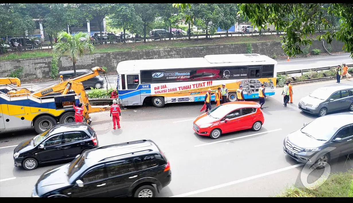 Jalan tol yang lancar di TB.Simatupang sempat tersendat akibat kecelakaan bus yang menabrak pagar pembatas ini, Jakarta, Minggu (27/7/2014) (Liputan6.com/Faizal Fanani)