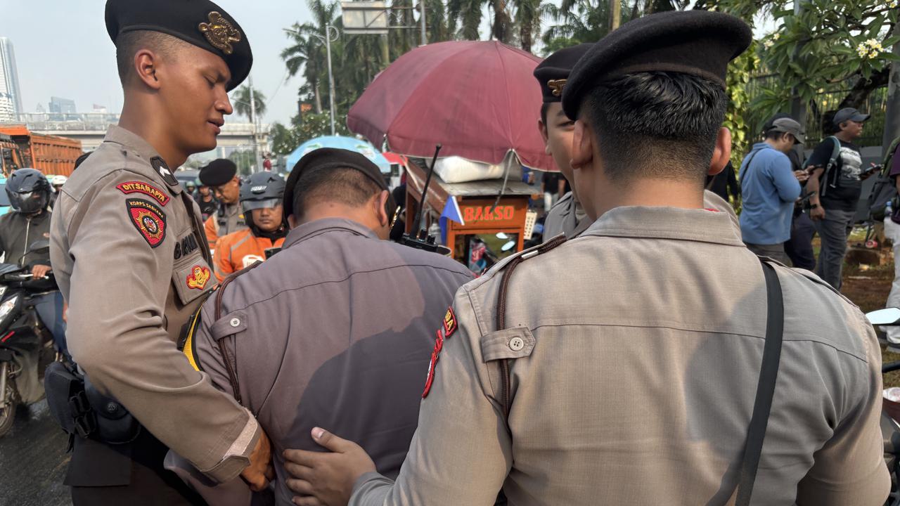 Anggota Polisi Terluka Saat Berupaya Cegah Massa Demonstran Bakar Ban