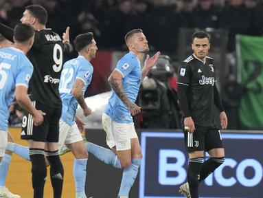 Setelah tak pernah menang selama 4 tahun lamanya atas Juventus, Lazio akhirnya memutus tren buruk dengan memetik kemenangan 2-1 atas Si Nyonya Tua dalam laga pekan ke-29 Liga Italia 2022/2023 di Olimpico Stadium, Roma, Minggu (9/4/2023) dini hari WIB. Terakhir kali Lazio memetik kemenangan atas Juventus terjadi pada 2019 silam pada ajang Piala Super Italia dengan skor 3-1. Uniknya, saat itu Juventus dibesut oleh Maurizio Sarri yang saat ini justru berada di pihak Lazio. Dengan hasil ini Tim Elang Ibu Kota mantap berada di posisi kedua dengan raihan 58 poin, unggul 5 angka atas AS Roma di peringkat ketiga. (AP Photo/Alessandra Tarantino)