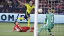 Pemain Arsenal, Mesut Ozil, melepaskan tendangan saat melawan Bayern Munchen pada laga International Champions Cup di Carson, Rabu (17/7/2019). (AP Photo/Marcio Jose Sanchez)