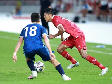 Pemain Timnas Indonesia U-20, Dony Tri Pamungkas berusaha melewati pemain Guatemala pada laga mini turnamen di Stadion Utama Gelora Bung Karno (SUGBK), Senayan, Jakarta, Selasa (21/2/2023). (Bola.com/M Iqbal Ichsan)