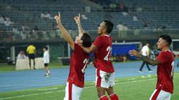 Keunggulan Kuwait tak berlangsung lama setelah Timnas Indonesia mendapatkan hadiah penalti. Wasit menganggap bahwa kiper Fahad Al Reshidi melakukan pelanggaran terhadap Rachmat Irianto. Marc Klok yang ditunjuk sebagai eksekutor pun mampu melakukan tugasnya dengan baik dan mengubah skor pertandingan menjadi 1-1 hingga berakhirnya babak pertama. (Dok. PSSI)