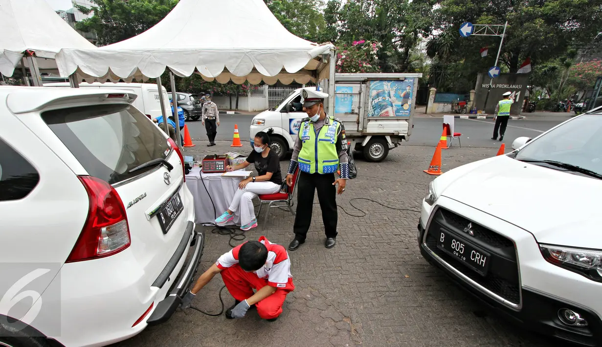 Petugas melakukan uji asap dari kendaraan pribadi saat pelaksanaan uji emisi di Jalan Proklamasi, Jakarta, Selasa (6/10/2015). Uji emisi gratis tersebut bertujuan untuk mengevaluasi kualitas udara perkotaan. (Liputan6.com/Immanuel Antonius)