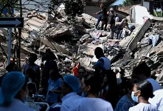 Sejumlah orang mencari korban yang tertimbun  bangunan yang runtuh akibat gempa bumi di Cali, Kolombia, Senin, 10 Agustus 2026 (AFP/ Joaquin Sarmiento)