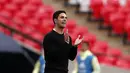 Pelatih Arsenal, Mikel Arteta, memberikan arahan kepada pemainnya saat menghadapi Liverpool pada laga Community Shield 2020 di Stadion Wembley, Sabtu (29/8/2020) malam WIB. Arsenal menang 5-4 atas Liverpool lewat adu penalti. (Andrew Couldridge/Pool via AP)