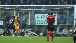 Namun, keunggulan AS Roma harus menipis karena gol bunuh diri Cristante di menit akhir babak pertama. Skor berubah menjadi 1-2 hingga turun minum. (LaPresse via AP/Spada)