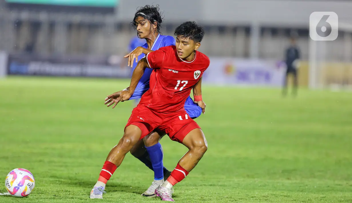 Sejak peluit laga dibunyikan, timnas Indonesia U-20 mencoba untuk mendominasi permainan. (Liputan6.com/Angga Yuniar)