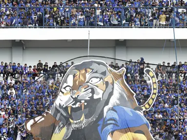 Suporter Persib Bandung, Bobotoh, melakukan koreografi saat melawan Sriwijaya FC pada laga Grup A Piala Presiden di Stadion GBLA, Bandung, Selasa (16/1/2018). Persib menang 1-0 atas Sriwijaya FC. (Bola.com/M Iqbal Ichsan)