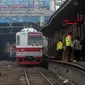 Hanya saja, kata Suryadi, kondisi PT Kereta Commuter Indonesia (KCI) terancam tidak dapat mengganti 10 unit rangkaian KRL Jabodetabek yang akan pensiun pada 2023 beserta 19 unit pada 2024. (Liputan6.com/Johan Tallo)