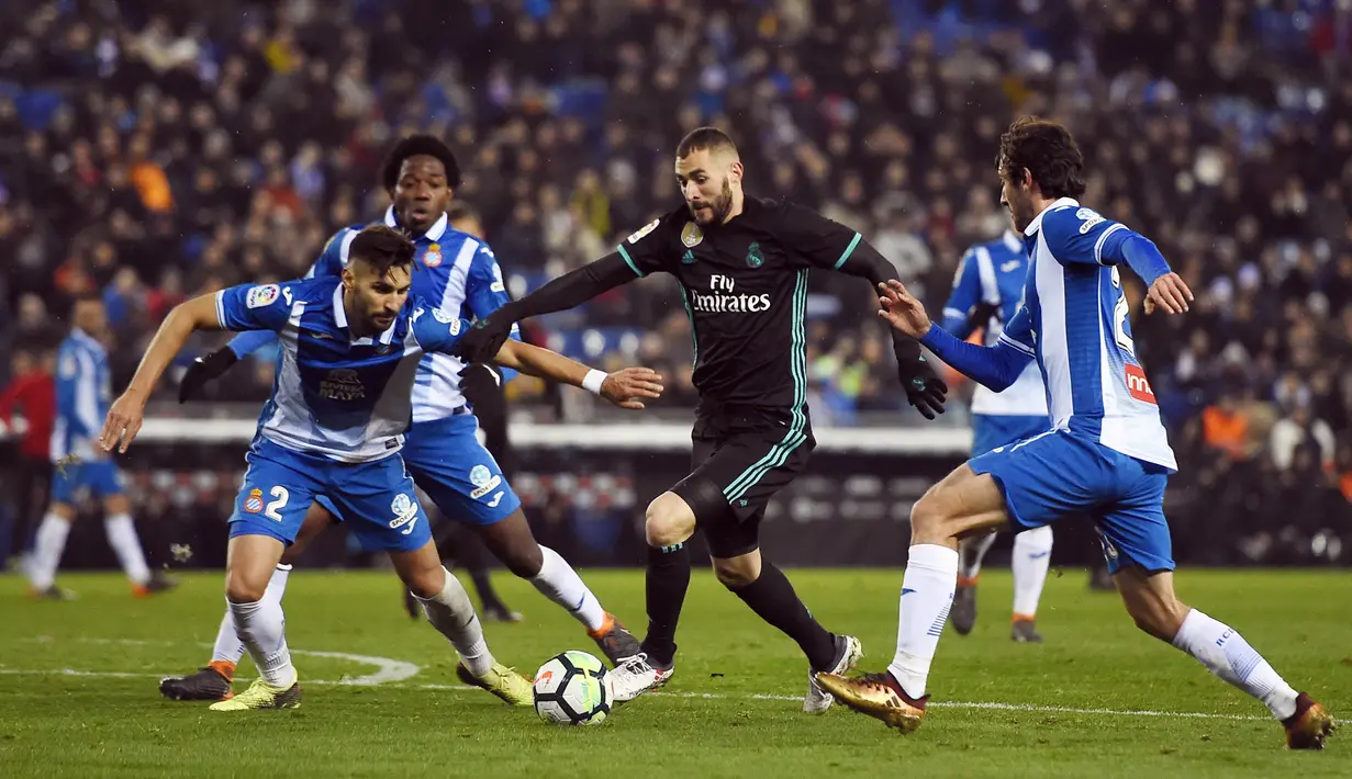 Striker Real Madrid, Karim Benzema, berusaha melewati pemain Espanyol pada laga La Liga di Stadion RCDE, Barcelona, Selasa (27/2/2018). Espanyol menang 1-0 atas Real Madrid. (AFP/Josep Lago)