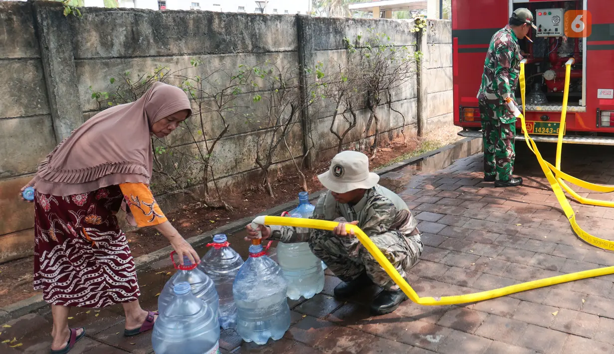 Petugas mendistribusikan air bersih kepada warga RW 05, Kelurahan Lenteng Agung, Jagakarsa, Jakarta Selatan, Selasa (22/9/2026). Penyaluran dilakukan untuk membantu memenuhi kebutuhan air bersih warga yang terdampak kekeringan. (KLY/Budy Santoso)