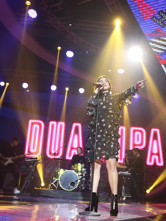 Di panggung SCTV Music Awards 2017 tadi malam juga menampilkan artis papan atas. Tidak hanya dari Indonesia, tetapi hadir juga solois asal Inggris, Dua Lipa yang tampil memukau dan mendapatkan penghargaan. (Bambang E.Ros/Bintang.com)