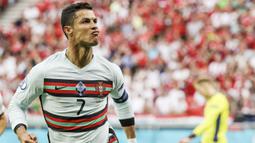 Mega bintang Timnas Portugal, Cristiano Ronaldo, menyabet gelar top skor di Euro 2020 dengan torehan lima gol. Koleksi gol Ronaldo sejatinya sama dengan penyerang Republik Ceska, Patrik Schick. (Foto:AP/Bernadett Szabo/Pool)