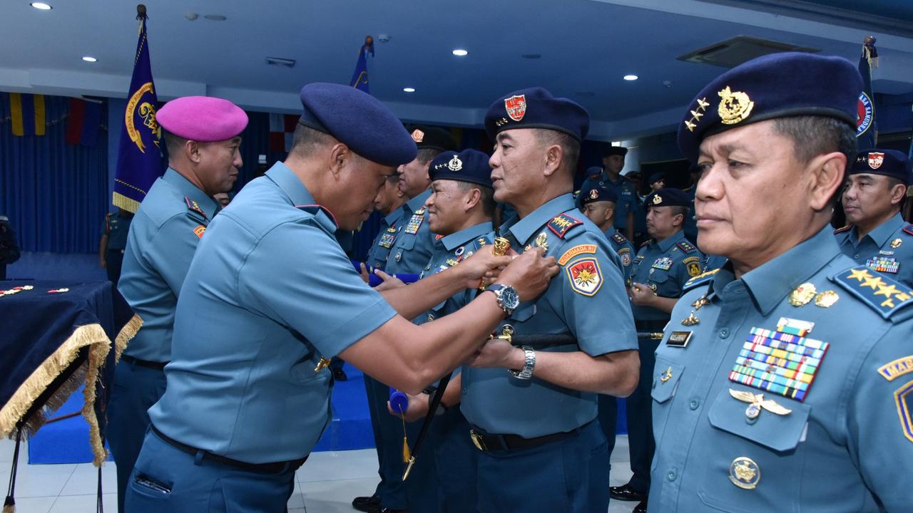 Foto: Brevet Kehormatan Principal Warfare Officer (PWO) di Kodiklatal Surabaya