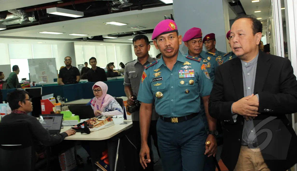 Komandan Pasukan Marinir 2 Brigadir Jenderal TNI (Mar) RM Trusono dan rombongan saat menyambangi Liputan6.com, Jakarta, Rabu (13/5/2015). Dalam kunjungannya Trusono berbagi banyak hal dengan Liputan6.com. (Liputan6.com/Helmi Afandi)