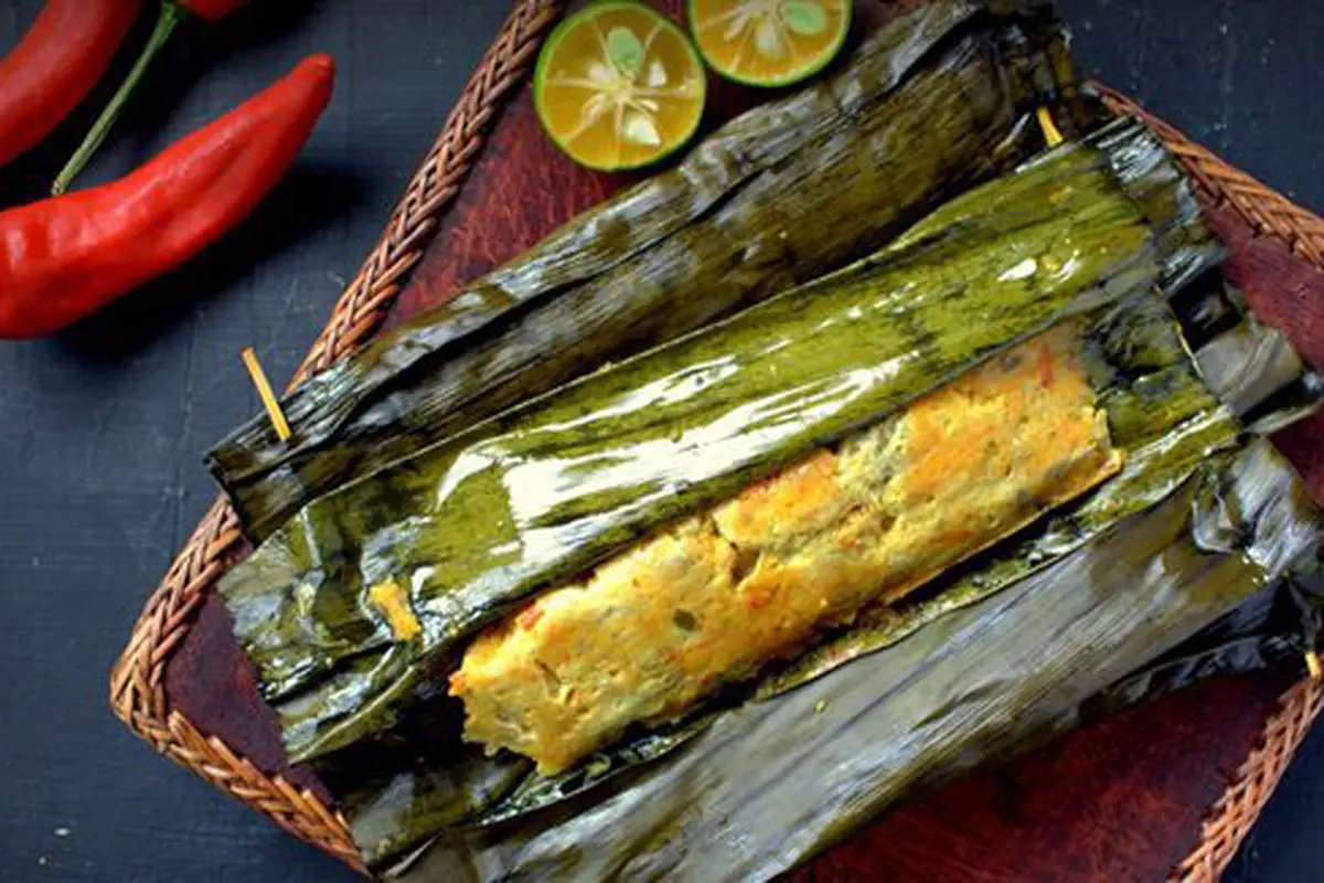 Pepes tongkol tahu pedas/copyright Shutterstock.com
