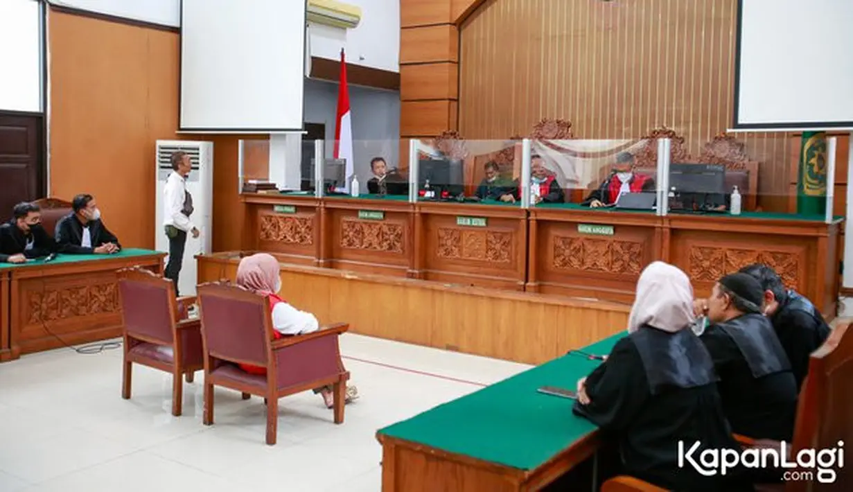 Tak hanya itu, Medina dengan jumlah pengikut yang banyak di media sosial dinilai telah memberikan contoh yang tidak baik terhadap para pengguna media sosial. (Kapanlagi.com/Muhammad Akrom Sukarya)