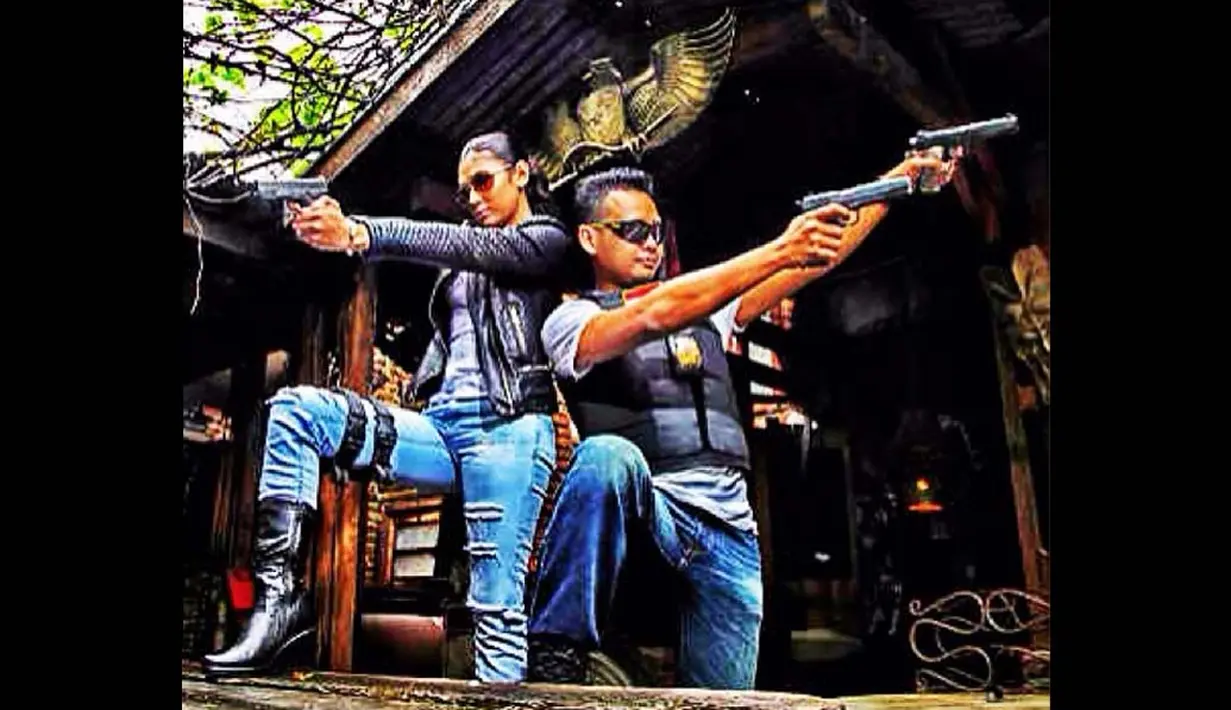 Briptu Eka dan suaminya terlihat kompak dalam memerankan gaya detektif. Rambut Briptu Eka terlihat lebih panjang dari biasanya, Jumat (27/06/2014) (Intagram/Ekafrestya)