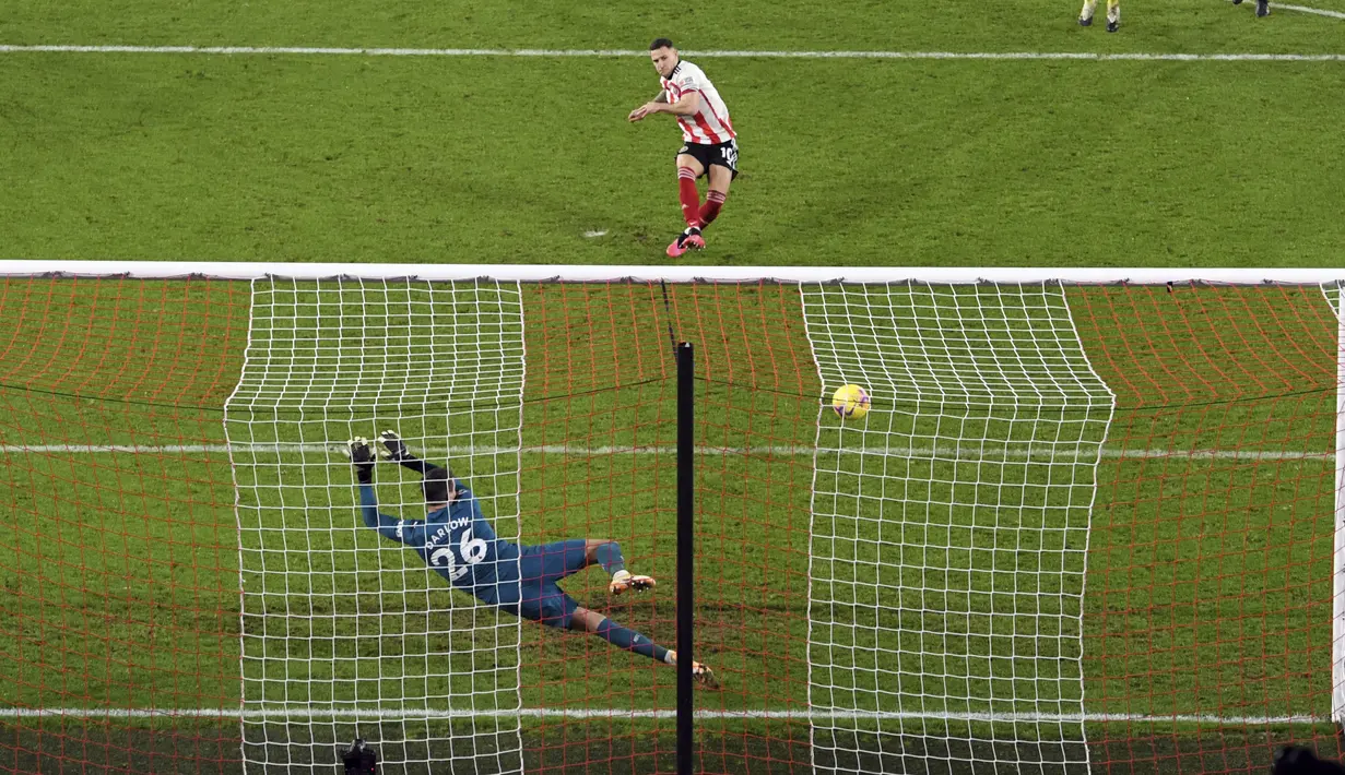 Penyerang Sheffield United, Billy Sharp mencetak gol dari titik penalti ke gawang Newcastle United pada laga pekan ke-18 Liga Inggris di Bramall Lane, Rabu (13/1/2021) dini hari. Sheffield memetik kemenangan perdana di Liga Inggris musim ini usai menang 1-0 atas Newcastle. (Stu Forster/Pool via AP)