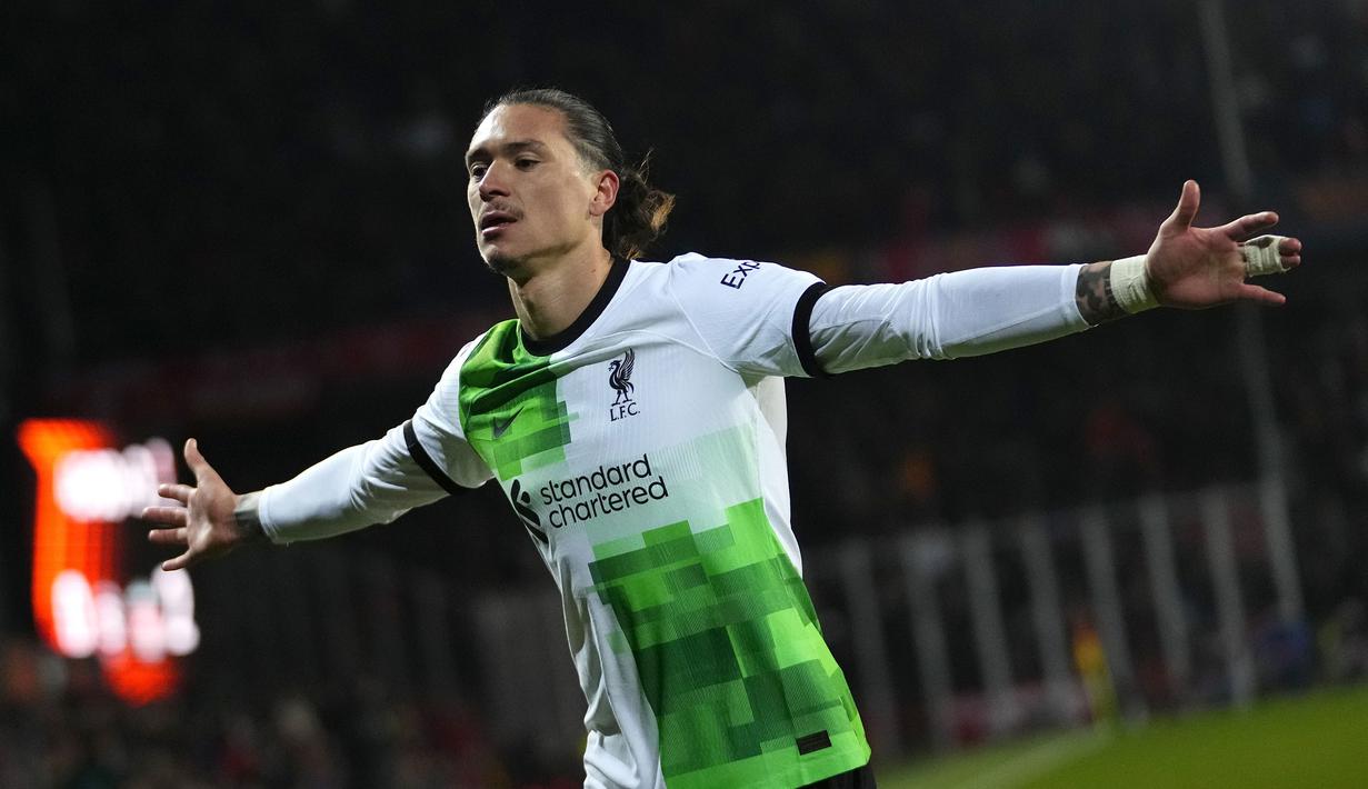Pemain Liverpool, Darwin Nunez melakukan selebrasi setelah mencetak gol ke gawang Sparta Praha pada laga leg pertama 16 Besar Liga Europa 2023/2024 di Epet Arena, Praha, Republik Ceko, Jumat (08/03/2024) dini hari WIB. (AP Photo/Petr David Josek)