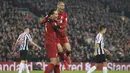 Pemain Liverpool, Virgil van Dijk bersama Fabinho merayakan kemenangan atas Newcastle pada laga Premier League di Stadion Anfield, Liverpool, Rabu (26/12). Liverpool menang 4-0 atas Newcastle. (AP/Jon Super)