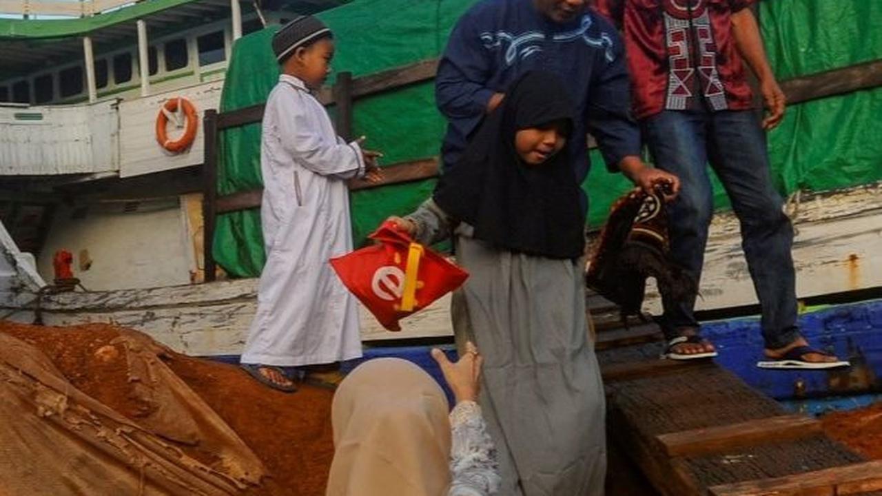 Jemaah muslim saat tiba di Pelabuhan Sunda Kelapa saat akan melaksanakan salat Idulfitri. Foto: merdeka.com / Arie Basuki