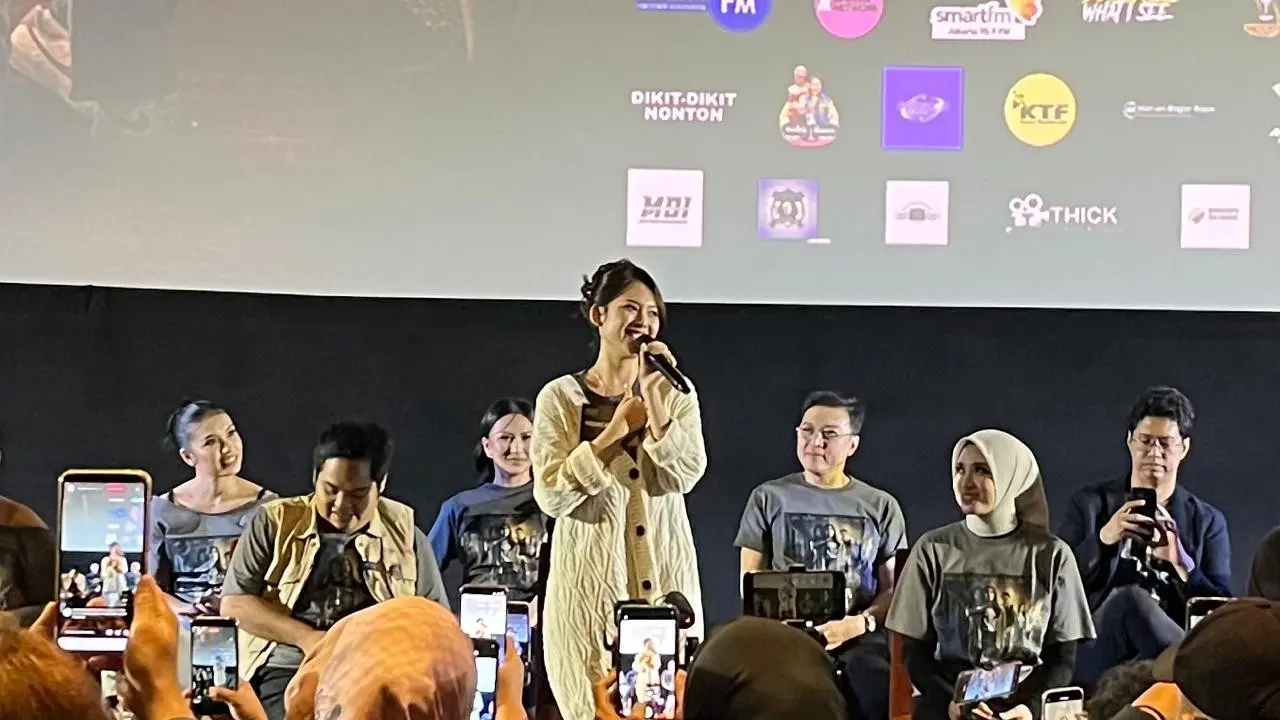 Yessica Tamara (Berdiri) dalam konferensi pers dan screening film "Lingsir Wengi Motel Malioboro" di kawasan Jakarta pada (14/10/2026)/ (Liputan6.com/Afradhiya N. R)