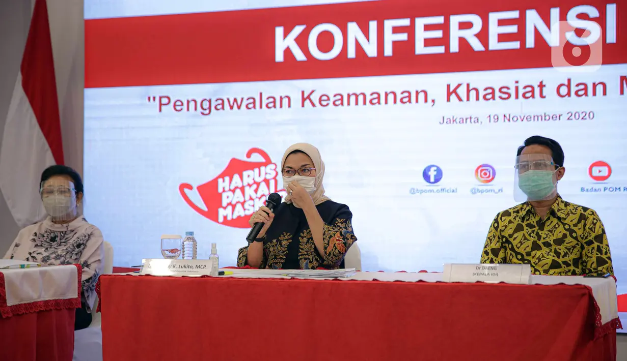Kepala BPOM Penny K Lukito (tengah) menyampaikan keterangan terkait vaksin COVID-19 di Gedung BPOM, Jakarta, Kamis (19/11/2020). Penny mengatakan Emergency Use of Authorization (EUA) vaksin COVID-19 Sinovac diharapkan bisa keluar pada minggu ketiga/keempat Januari 2021. (Liputan6.com/Faizal Fanani)