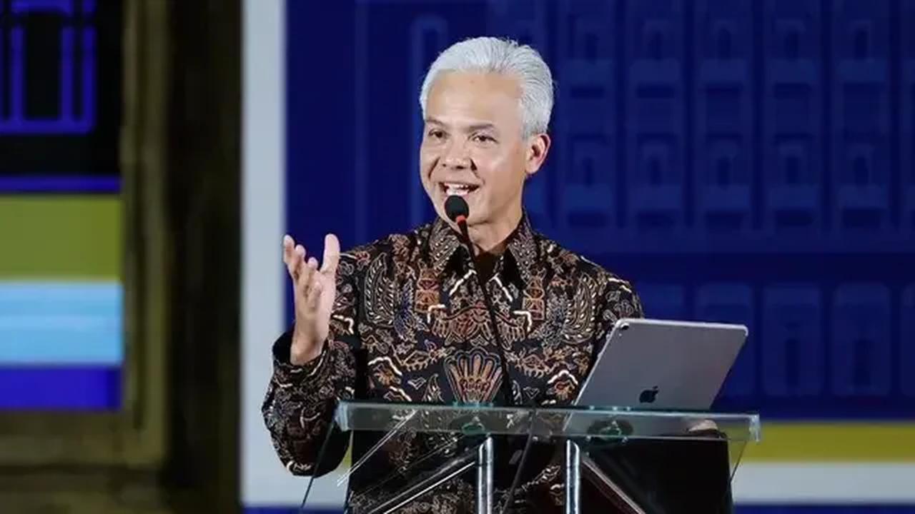 Menurut dia, apa yang dilakukan oleh Ganjar Pranowo untuk mengajak masyarakat rajin beribadah harus diikuti pemimpin yang lain, serta diteladani oleh masyarakat.<br>