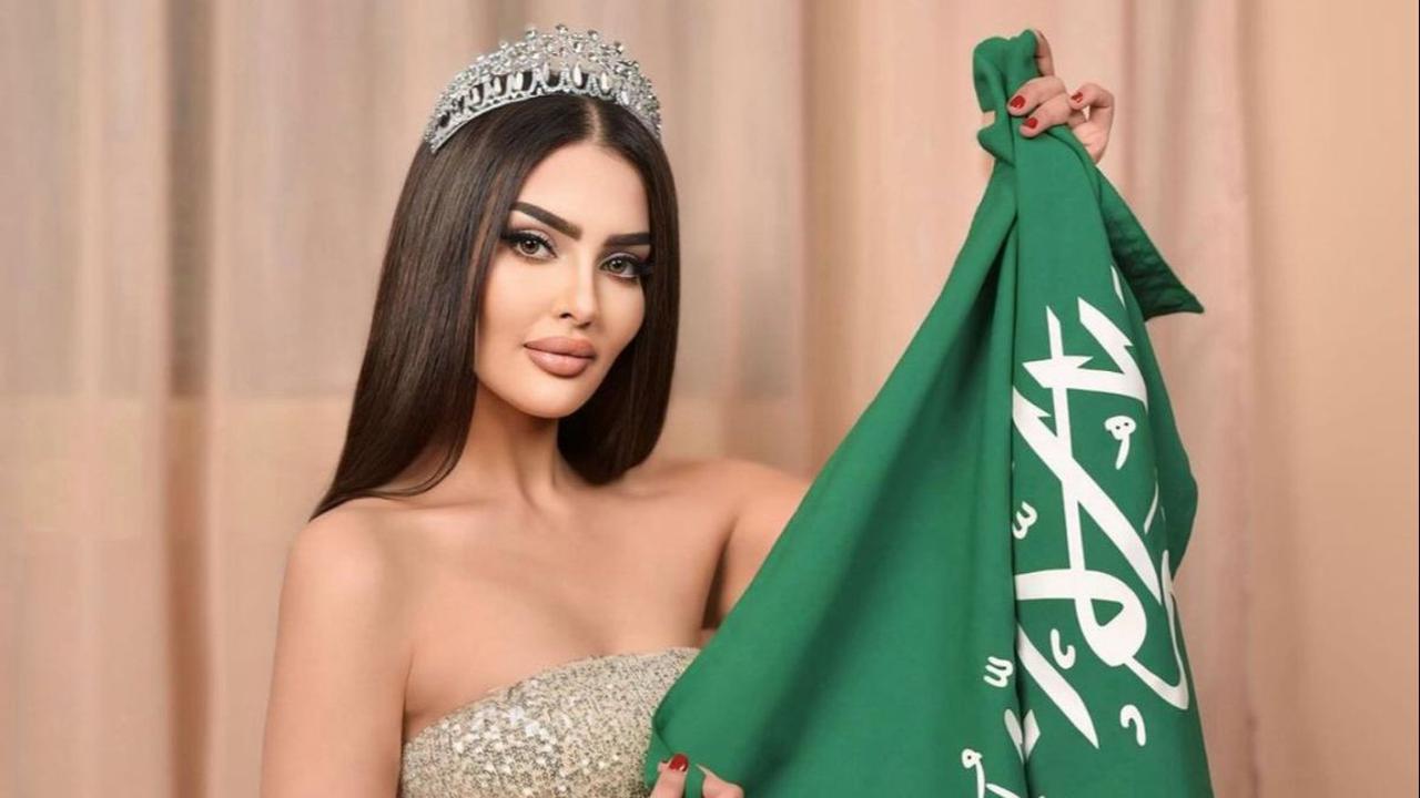 Sosok Rumy Alqahtani, model cantik dan seksi Arab Saudi, menjadi perbincangan hangat di dunia maya. Pasalnya, Rumy menjadi perempuan Arab Saudi pertama dalam sejarah yang akan mengikuti kontes kecantikan Miss Universe 2024 yang diselenggarakan di Meksiko 