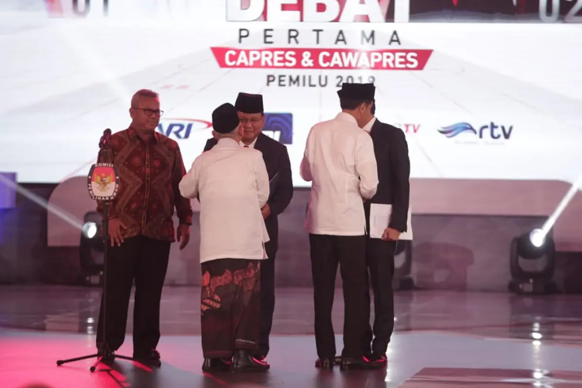 Debat Perdana Capres 2019, Sandiaga Uno Cium Tangan Ma'ruf Amin
