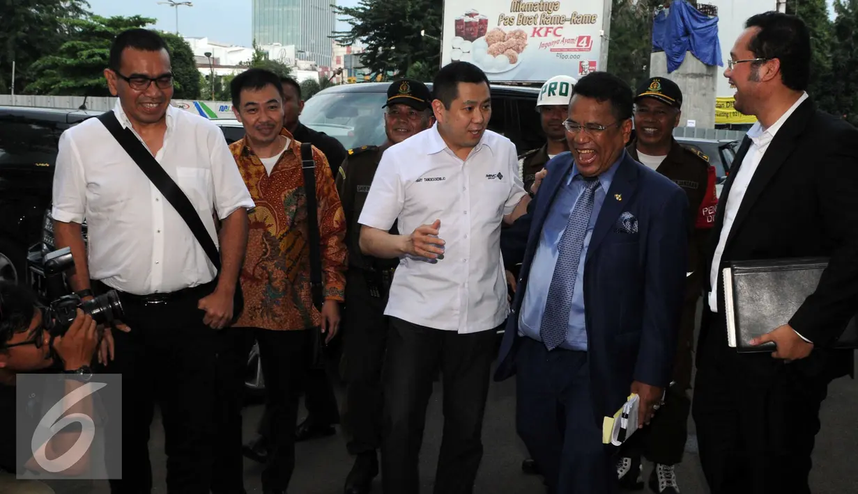 Hary Tanoesoedibjo bersama kuasa hukumnya Hotman Paris Hutapea tiba di Gedung Bundar Jaksa Agung, Jakarta (17/3). Hary Tanoesoedibjo memenuhi panggilan penyidik Kejaksaan Agung untuk dimintai keterangannya sebagai saksi. (Liputan6.com/Helmi Afandi)