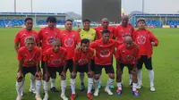 Dalam Turnamen Friendly Match Asia di Thailand 24-26 Februari, Indonesia mengangkat trofi juara. Namun turnamen itu masuk kategori U-45. (Bola.com/Iwan Setiawan)