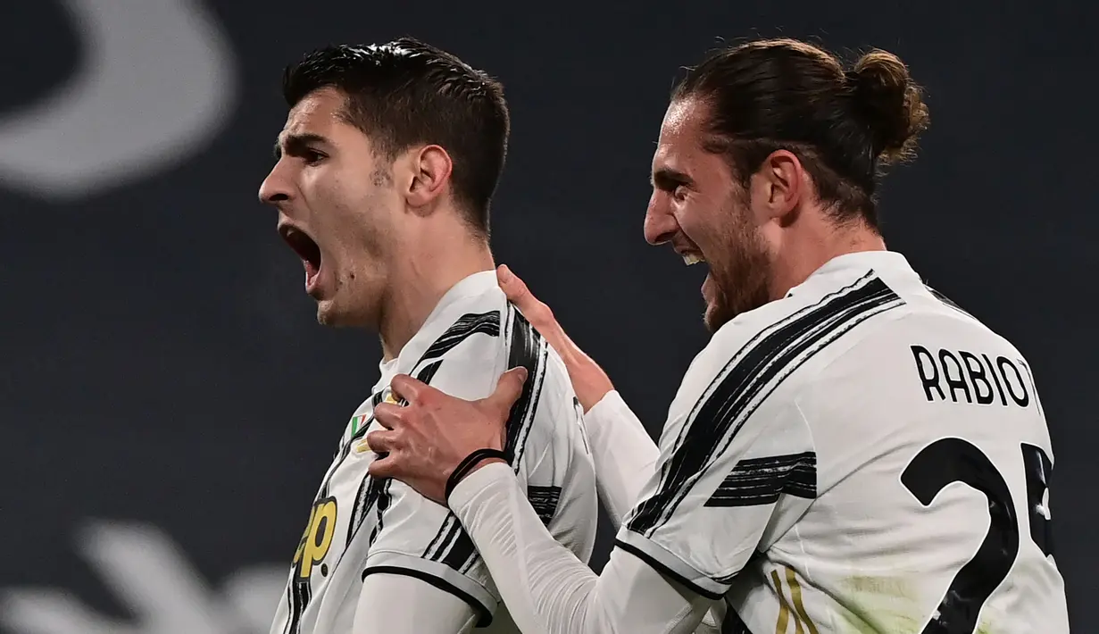 Striker Juventus, Alvaro Morata (kiri) bersama Adrien Rabiot melakukan selebrasi usai mencetak gol ketiga timnya ke gawang Lazio dalam laga lanjutan Liga Italia 2020/21 di Allianz Stadium, Turin, Sabtu (6/3/2021). Juventus menang 3-1 atas Lazio. (AFP/Miguel Medina)