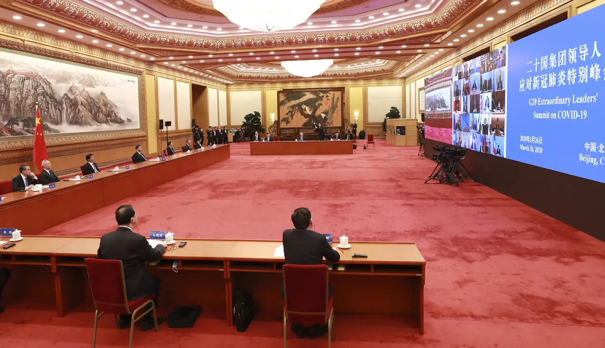 Presiden China Xi Jinping (keempat dari kiri) saat mengikuti KTT Luar Biasa G20 secara virtual dari Beijing, China, Kamis (26/3/2020). Para pemimpin dunia mengkoordinasikan respons global terhadap pandemi virus corona COVID-19. (Pang Xinglei/Xinhua via AP)