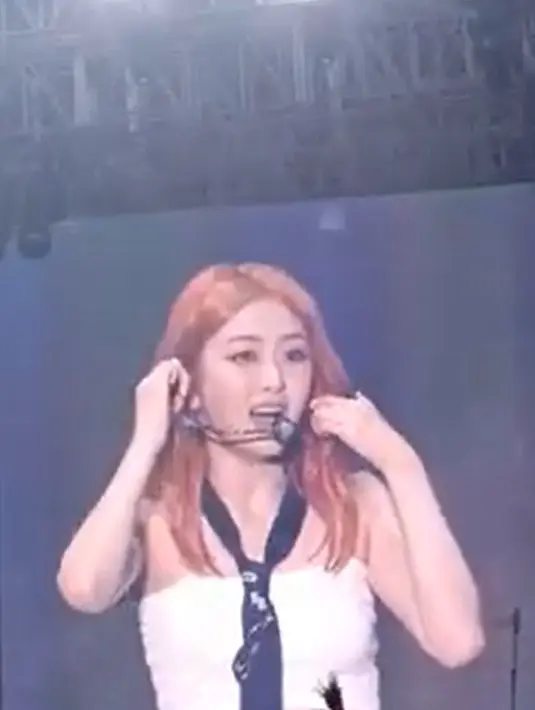 Huh Yunjin di konser Le Sserafim di Jakarta, Selasa (3/10/2023). [Foto: Lanny Kusuma/Fimela]