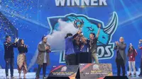 Blue Rhinos angkat trofi juara Esports Star Indonesia. (Istimewa)